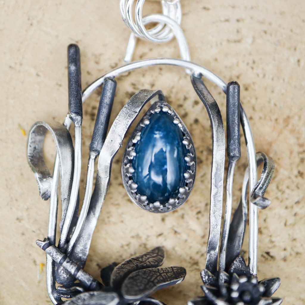 A close up of the blue kyanite gemstone.