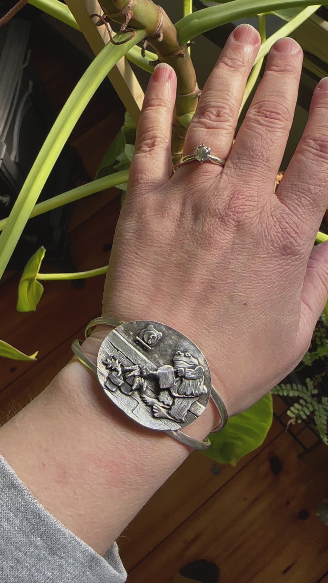 A video showing the Frog and Toad bracelet being worn.