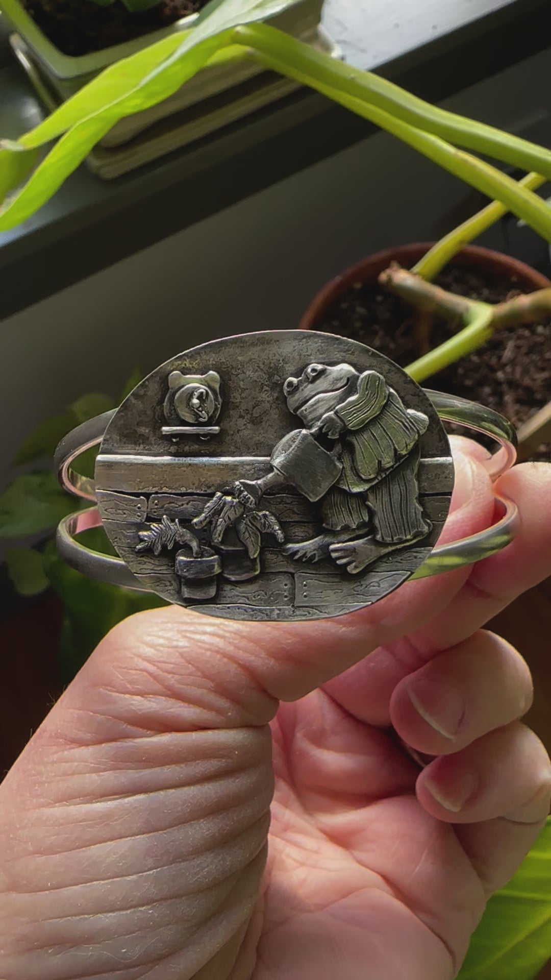 A video of the Frog and Toad self care bracelet.