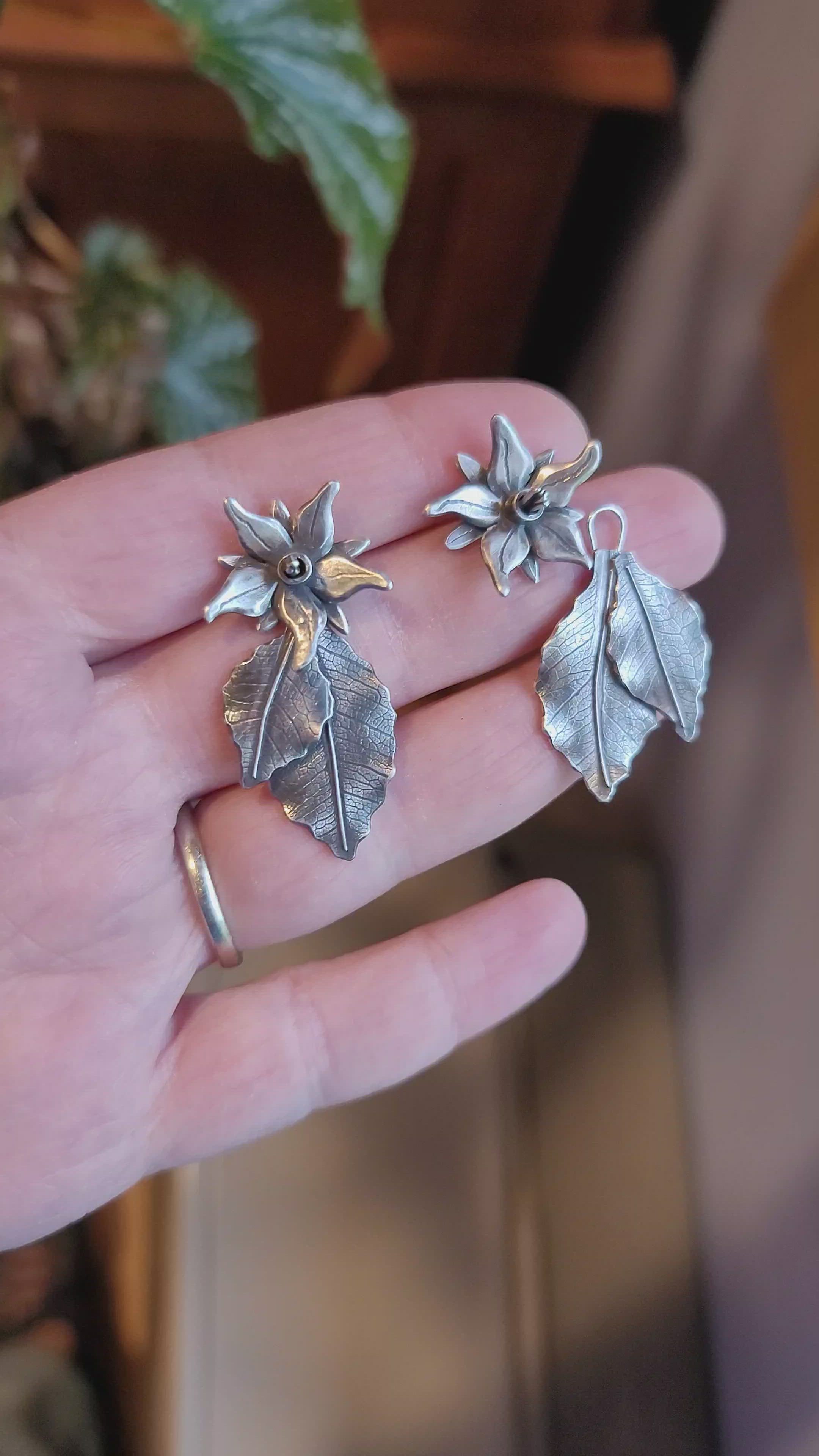 A video showing what the borage earrings look like from different angles.
