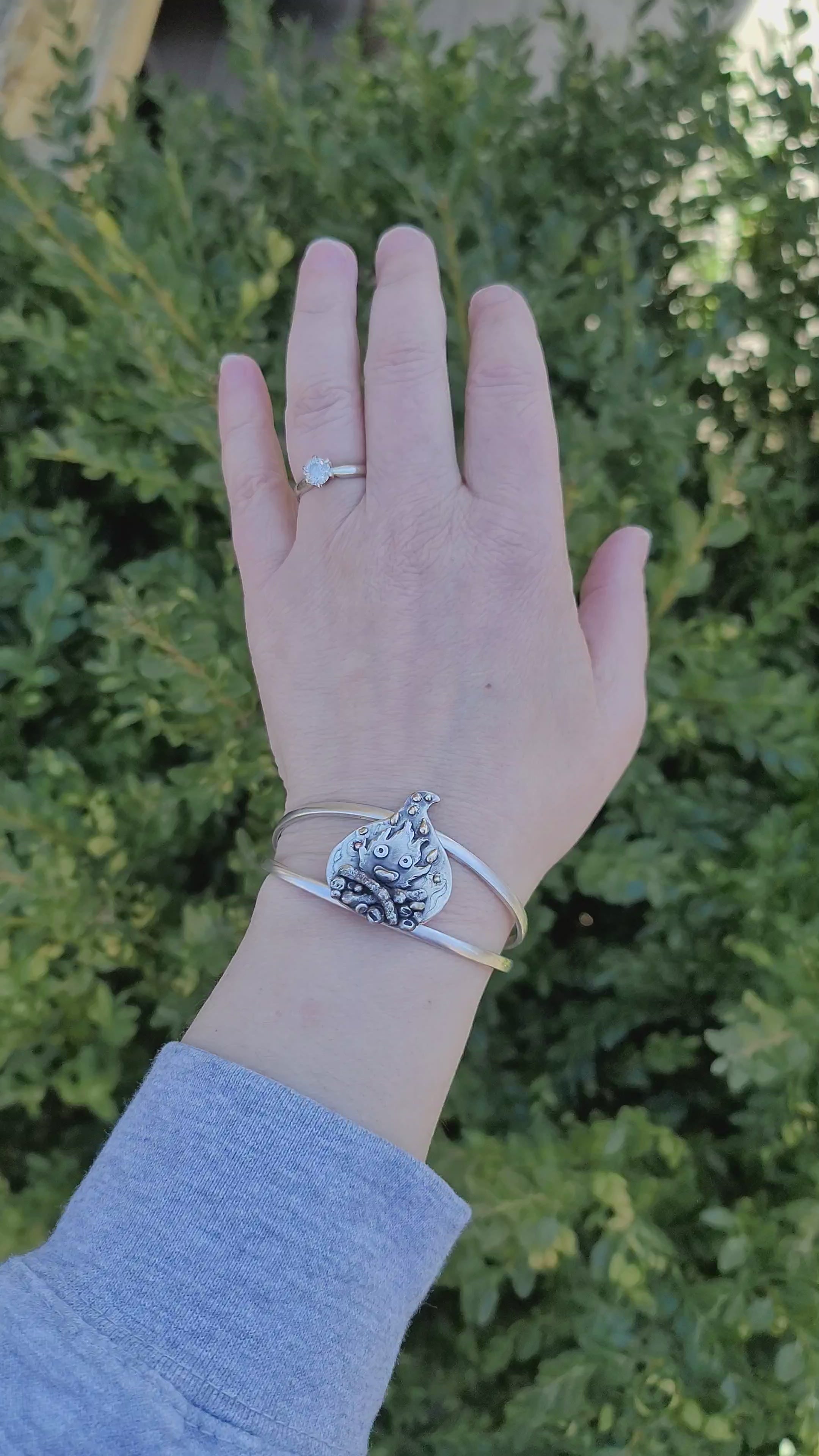 A video is showing the Calcifer bracelet being worn.