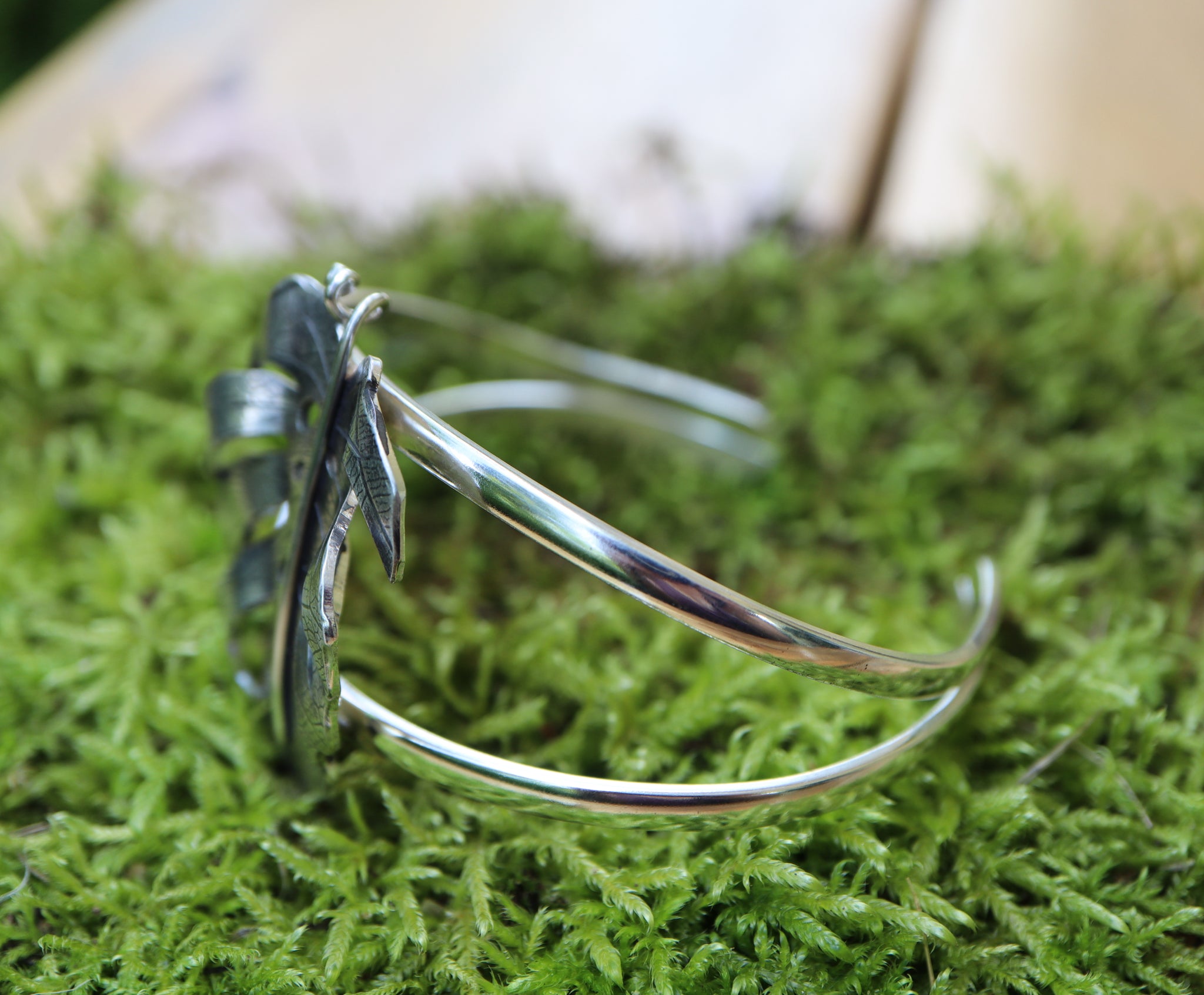 A side view of the monstera deliciosa bracelet showing the double bands.