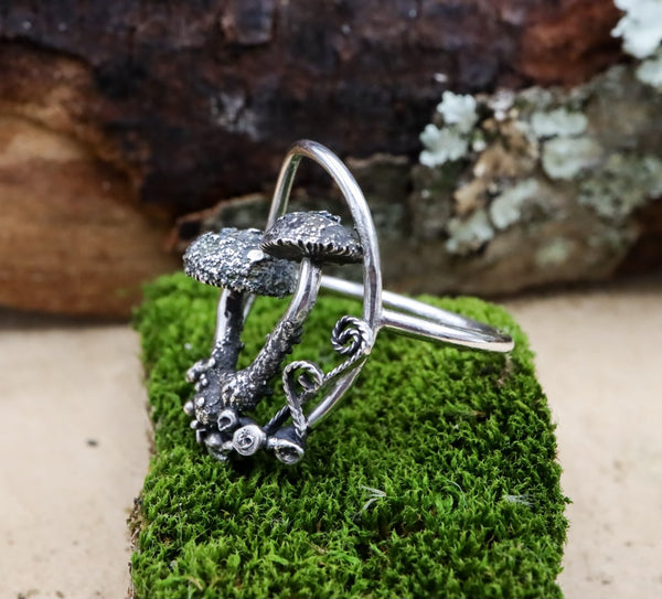 A side view of the ring showing the frame and the tiny ferns. 