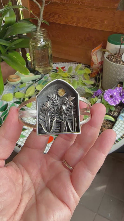A video showing a close up of the native yellow trout lily shadowbox bracelet. 